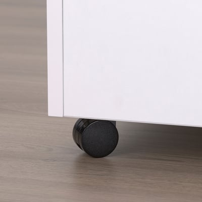 Mesa de café branca moderna con rodas negras.