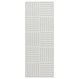 A alfombra GATUSEKTION é unha alfombra de cociña de raias gris e brancas, rectangular, lavable a máquina cun patrojo a cadros
