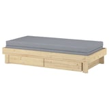 Cama extensible GLAMBERGET con colchón gris. Marco de madeira clara, deseño rectangular, elegante.