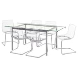 Mesa de comedor moderna con catro cadeiras de plástico transparente, pernas cromatas, deseño elegante e minimalista.