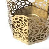 Soporte octogonal de metal dourado con intrincados recortes florais. Deseño elegante e festivo para un ambiente cálido e invitante.