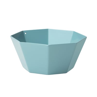 A cunca GOKVÄLLÅ é un prato de servizo de aluminio octogonal azul claro cun pequeno deseño de buratos perforados.
