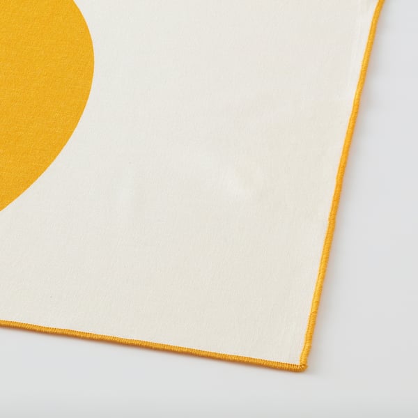 Servilleta moderna con bordo dourado, probablemente feita de suave mestura de algodón / liño, exhibida sobre fondo branco brillante.