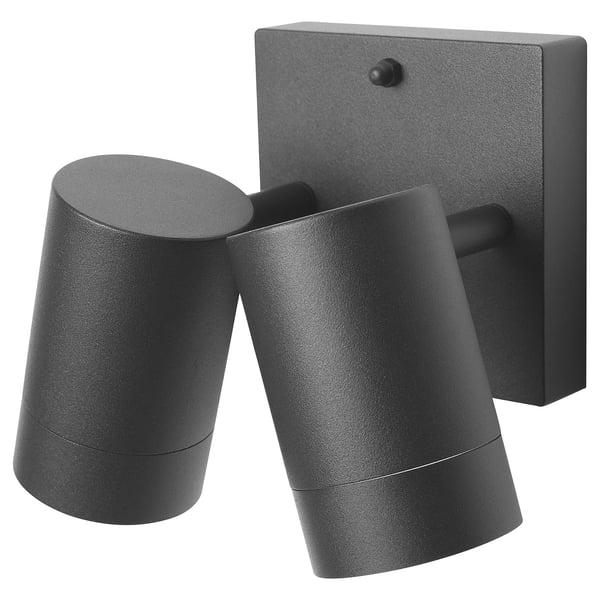 Dúas elegantes lámpadas de parede negras con sombras cilíndricas, montadas sobre unha base rectangular, deseñadas para uso exterior con protección pola humidade.