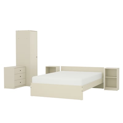 Un cuarto branco de GURSKEN. Inclúe cama, armario, peito e mesa de noite, todo nun estilo minimalista e moderno.