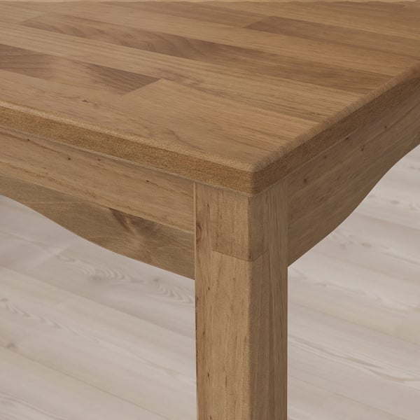 Mesa de madeira en primeiro plano, acabado liso, pata de piñeiro sólido.