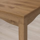 Mesa de madeira en primeiro plano, acabado liso, pata de piñeiro sólido.