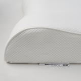 Almofada simplificada con tecido branco liso e etiqueta HAGTORNSFLY, mostrando deseño ergonómico para comodidade.