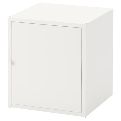 Representa un armario branco HÄLLAN cunha porta, feito de aceiro con acabado revestido en po, de forma rectangular e deseñado para o almacenamento.