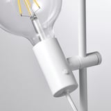 A imaxe representa unha lámpada de chan moderna con luz axustable, mostrando o seu deseño elegante e a súa lámpada de eficiencia enerxética.