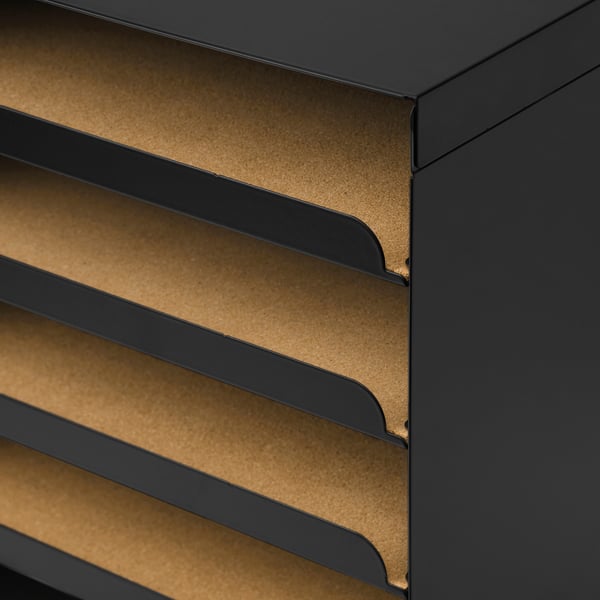 Bandexa de metal negro con base de cortiza.