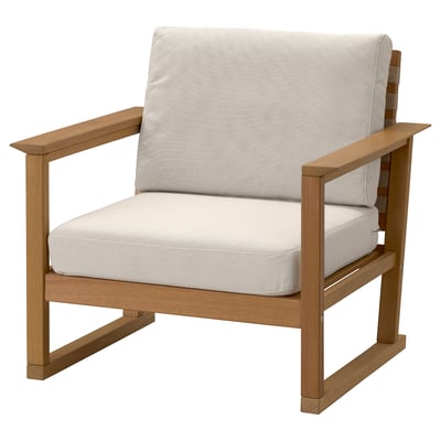Cadeira exterior beige clara HATTHOLMEN. Feito de eucalipto con amplos coxíns para o confort. Deseño moderno e rectangular.