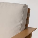 Cadeira de salón ao aire libre minimalista moderna, tapizada en tecido beige, mostrando madeira de eucalipto de calidade.