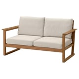 Sofá exterior HATTHOLMEN de 2 asentos, coxíns beige claro sobre marco de eucalipto, rectangular e cómodo.