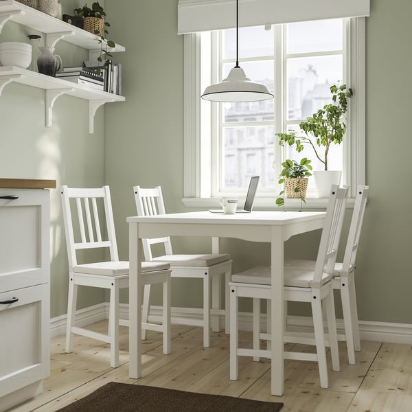Pequeno conxunto de comedor HAUGA branco con mesa cadrada e cadeiras de lousas para catro, perfecto para cociñas acolledoras ou salóns.