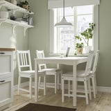 Pequeno conxunto de comedor HAUGA branco con mesa cadrada e cadeiras de lousas para catro, perfecto para cociñas acolledoras ou salóns.