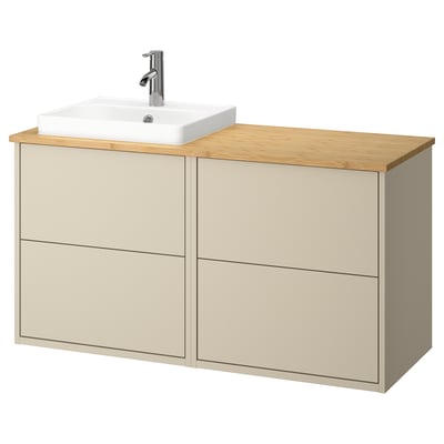 Vanidade de baño HAVBÄCK en beige con parte superior de madeira, lavabo cerámico cadrado e billa cromada.