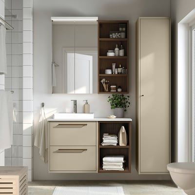 Vaidade beige HAVBÄCK con madeira e cerámica en baño brillante, reflexo espello.