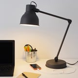 A lámpada de escritorio negra carga o teléfono, ilumina o espazo de traballo