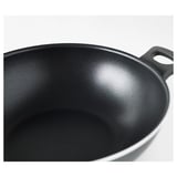 Tixola de wok negra con superficie antiadherente e mangos robustos, ideal para cociñar sen que os alimentos se pegen ou queime.