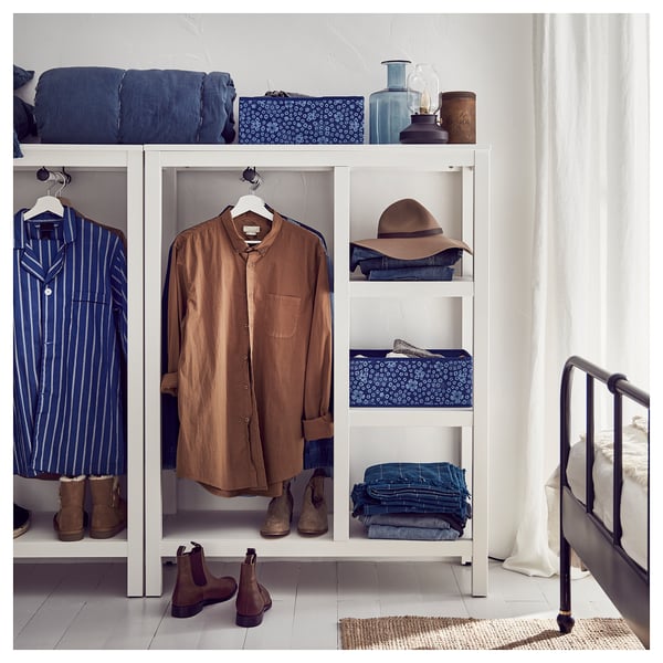 Dormitorio moderno con armario branco HEMNES, roupa azul, botas, sombreiro e elementos decorativos.