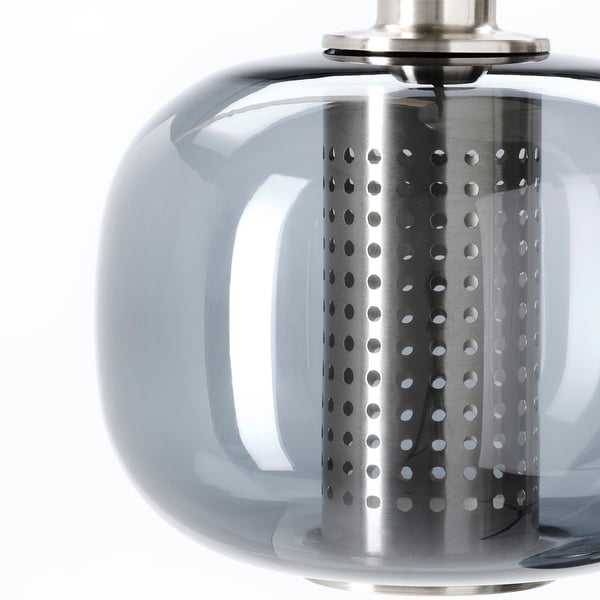Primeiro plano de lámpada colgante moderna con sombra de vidro fume e forro interior metálico perforado, mostrando deseño de calidade e artesanía.