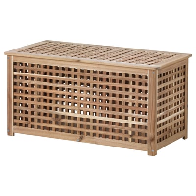 A mesa lateral HOL está feita de madeira de acacia marrón claro cun deseño de retícula para o almacenamento.