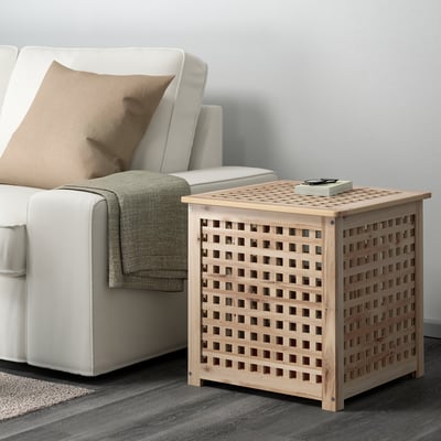 A mesa lateral de madeira HOL con deseño de retícula está xunto a un sofá branco, mostrando o seu pequeno tamaño e o seu almacenamento práctico.