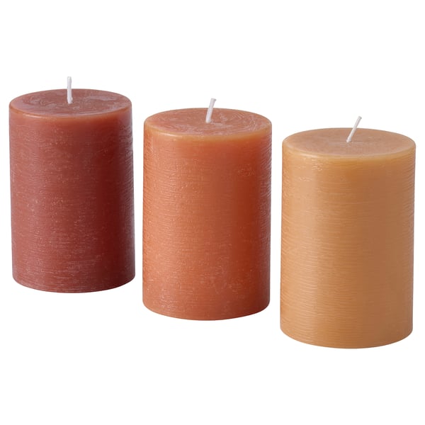 Tres velas: vermello, laranxa, amarelo, lado a lado, wicks brancos, efecto gradiente.