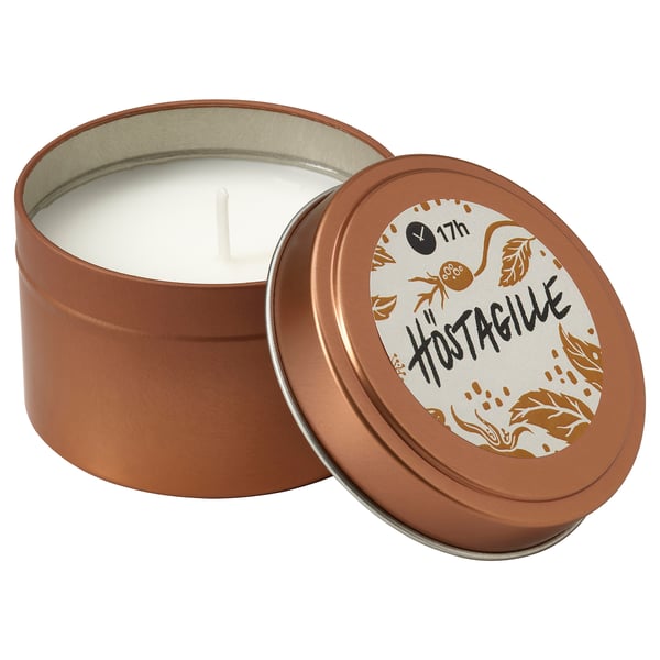 Pequena lata de vela perfumada de cobre redonda con tapa, cera branca, deseño inspirado na natureza, etiqueta HÖSTAGILLE.