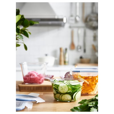 Un recipiente de alimentos de vidro transparente IKEA 365+ cunha tapa branca, deseñado para almacenar e conxelar alimentos.