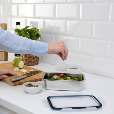 Recipiente de alimentos de aceiro inoxidable rectangualr de IKEA 365+, prata elegante, sen tapa mostrada.