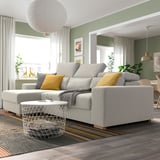 Sofá seccional gris ISTABY con almofadas amarelas no salón moderno.