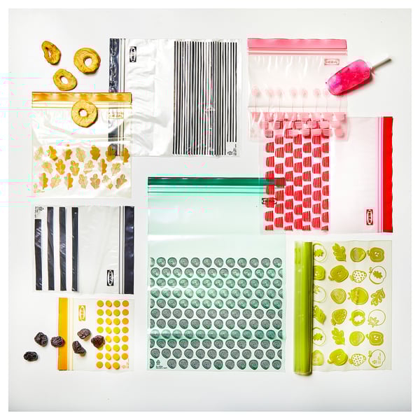 Varias bolsas de plástico reselables de cores, que conteñen doces, adhesivos e obxectos; Algunhas bolsas son transparentes.