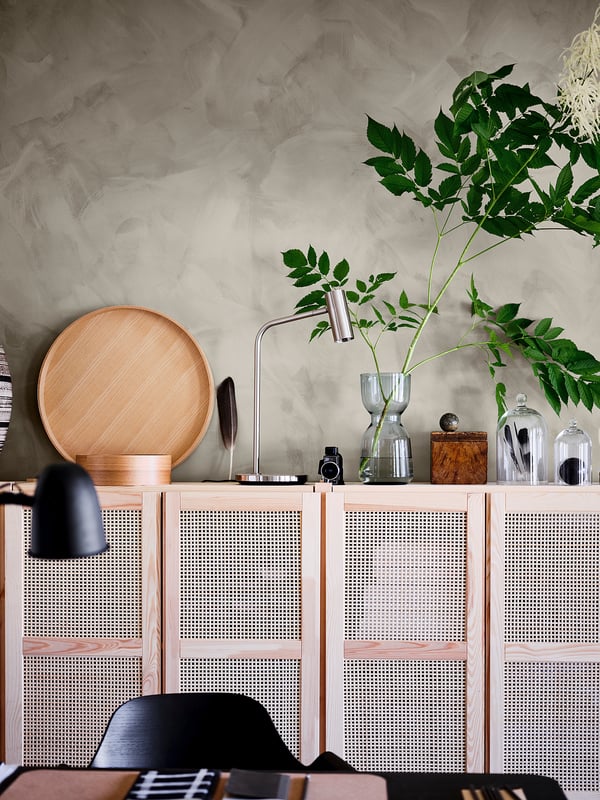 Almacenamento IVAR con portas de bambú rosa, bandexa, lámpada, planta; Estética moderna.