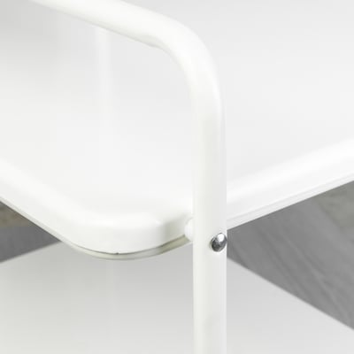 Primeiro plano do bordo da mesa de metal branco con acabado liso e detalle de remaches.