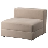 Unha cadeira JÄTTEBO beige cunha textura de raias. Redondeado, cómodo e cuberto de poliéster reciclado. O tecido ten unha sensación de cordón suave e profundo.