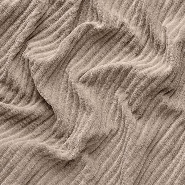 Primeiro plano de tecido de cordón JÄTTEBO texturizado, suave e beige, destacando o seu profundo deseño de wale.