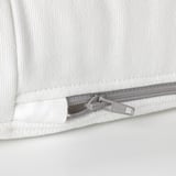 Primeiro plano de cremalleira de alta calidade en colchón branco, mostrando artesanía e durabilidade.