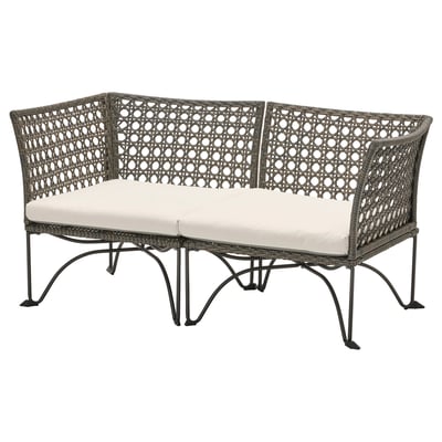 Sofá ao aire libre JUTHOLMEN, vimbio gris, coxín branco, deseño modular.