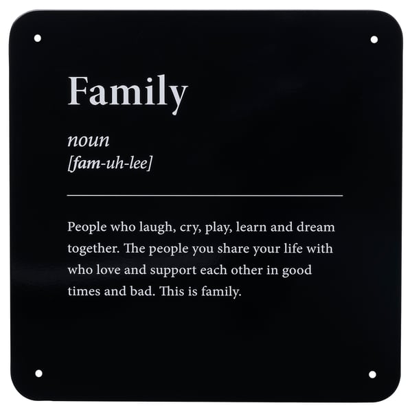 Cartel de metal negro con texto branco que define a familia.