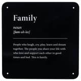 Cartel de metal negro con texto branco que define a familia.