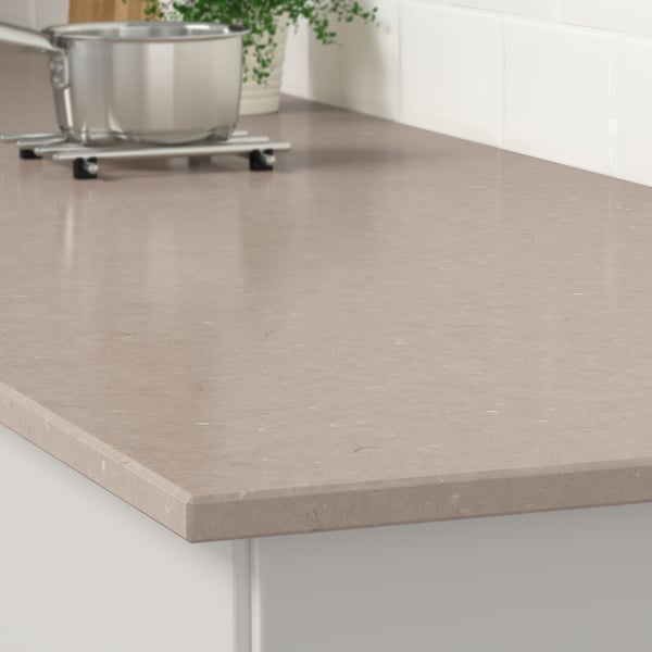 Unha mesa de cociña moderna feita de cuarzo resistente e resistente ás manchas, mostrando a súa superficie elegante e fácil de limpar.