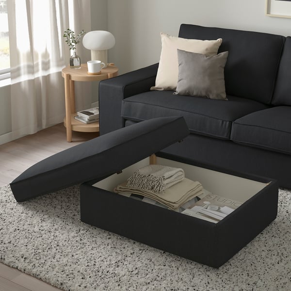 Sala de estar moderna con sofá KIVIK gris, almacenamento de pés, mesa lateral.