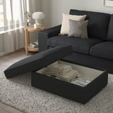 Sala de estar moderna con sofá KIVIK gris, almacenamento de pés, mesa lateral.