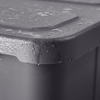 Primeiro plano de gotas de auga na tapa da caixa KLÄMTARE mostrando detalles de bordo impermeable.