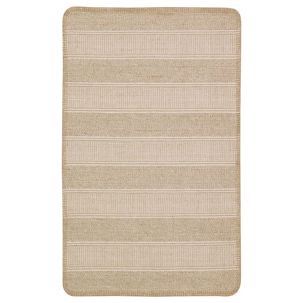 Unha alfombra beige KLEJS, de forma rectangular, feita de 69% de xute, 31% algodón, cun patrón de raias.