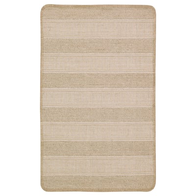 Unha alfombra beige KLEJS, de forma rectangular, feita de 69% de xute, 31% algodón, cun patrón de raias.