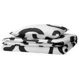 KLIPPBRÄCKA duvet cover, negro / branco, 100% mestura de algodón, deseño xeométrico, dobrado ordenadamente.