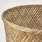 Cesta de bambú tecida a man con intrincado patrón de diamantes, mostrando alta calidade e artesanía artesanal.
